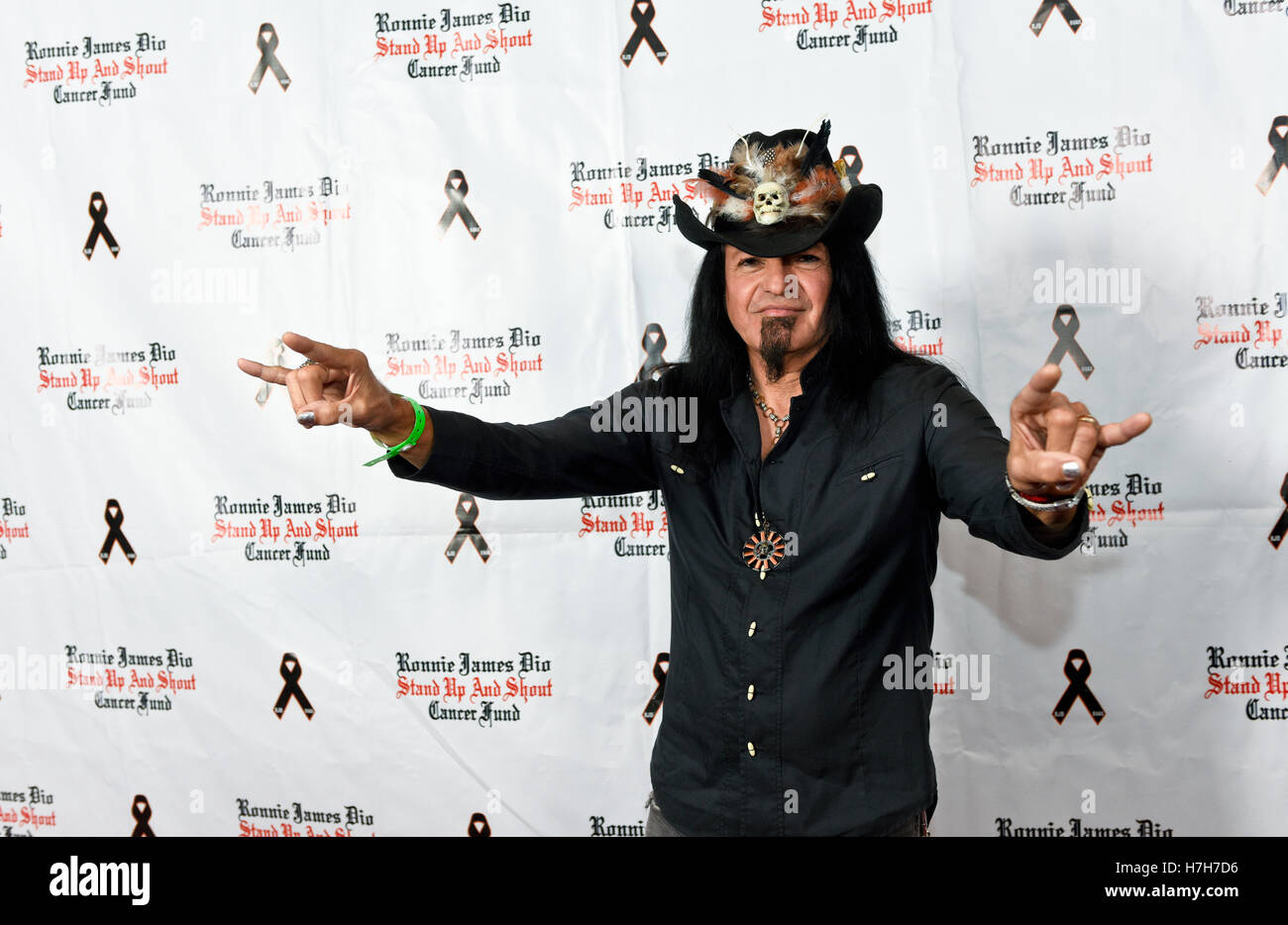 Los Angeles, California, USA. 4 Novembre, 2016. Pinz Bowling Center in Studio City California ha ospitato il 2016 Ronnie James Dio di alzarsi in piedi e gridare il cancro, del fondo vasca 4 Ronnie celebrity Bowling tournament. L evento è stato un successo enorme innalzamento $36.000 per la ricerca sul cancro. Credito: Ken Howard/Alamy Live News Foto Stock