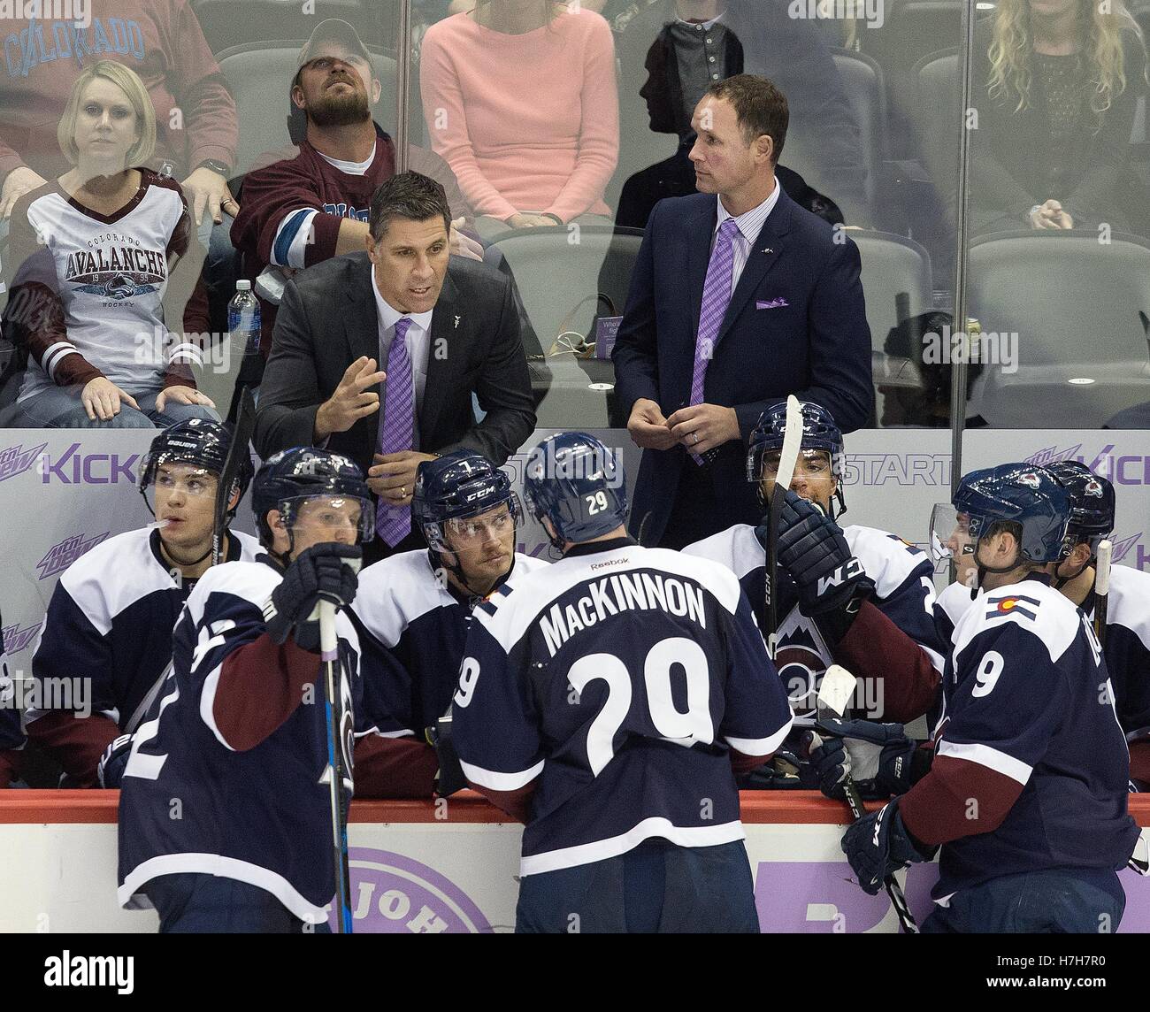 Denver, Colorado, Stati Uniti d'America. 5 Novembre, 2016. Avalanche Head Coach JARED BEDNAR, in alto a sinistra, dà istruzioni al suo team durante un time out durante il 3rd. Periodo presso il Pepsi Center sabato pomeriggio. La valanga Beat the Wild 1-0. Credito: Hector Acevedo/ZUMA filo/Alamy Live News Foto Stock