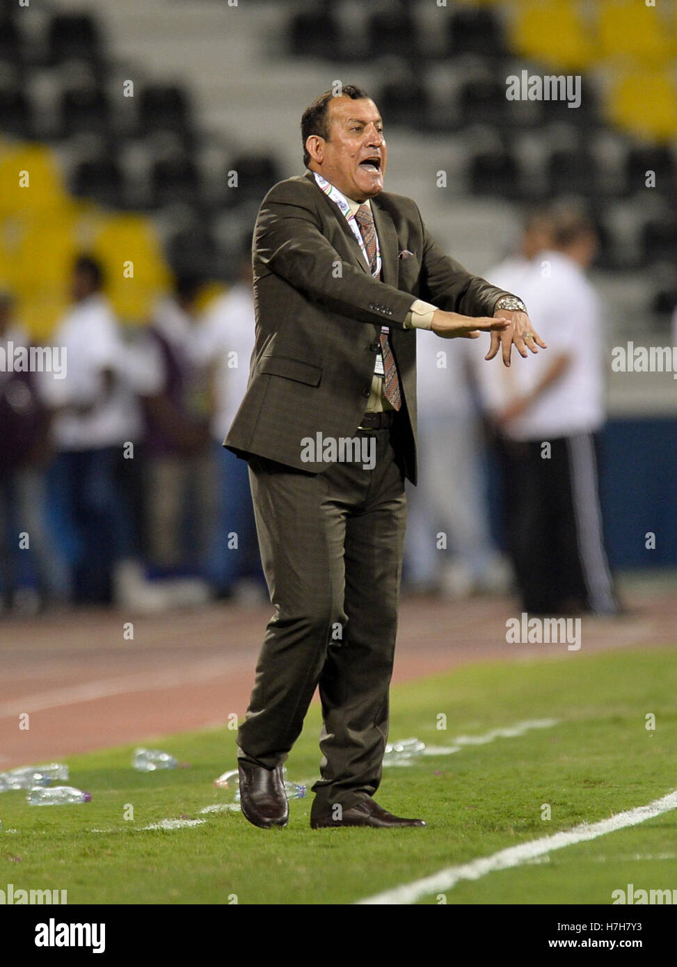 Doha in Qatar. 5 Novembre, 2016. In Iraq le Air Force Club head coach Basim Qasim Hamdan al-Suwaid reagisce durante l'AFC Cup Soccer match finale contro India del JSW Bengaluru FC a Doha, in Qatar, nov. 5, 2016. Air Force Club ha vinto 1-0. © Nikku/Xinhua/Alamy Live News Foto Stock