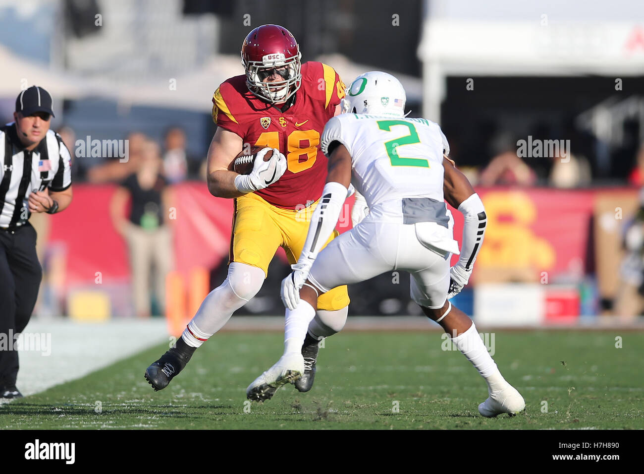 Los Angeles, CA, US, STATI UNITI D'AMERICA. 5 Novembre, 2016. 5 Novembre 2016: USC Trojans manualmente l'estremità Taylor McNamara (48) tenta di juke passato molto minore defender Oregon Ducks defensive back Tiree Robinson (2) come corre per un primo verso il basso dopo la cattura nel gioco tra la Oregon Ducks e l'USC Trojans, il Colosseo a Los Angeles, CA. Peter Joneleit/ Zuma filo © Peter Joneleit/ZUMA filo/Alamy Live News Foto Stock