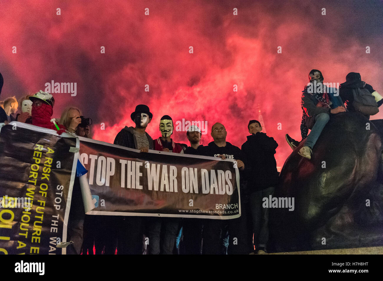 Londra, Regno Unito. 5 novembre 2016. Migliaia di dimostranti si riuniscono in centro a Londra per partecipare all'annuale "Maschera illion Marzo" organizzati a partire dal 2011 dall'anonimo UK collettivo. La manifestazione è una parte di un globale anti-stabilimento e anti-capitalista protestare contro i problemi come ad esempio di austerità e di violazione dei diritti umani, sorveglianza, politica ed economia. La maschera di Guy Fawkes, spesso indossati dagli attivisti, è riconosciuto a livello mondiale come un simbolo del movimento anonimo. Wiktor Szymanowicz/Alamy Live News Foto Stock