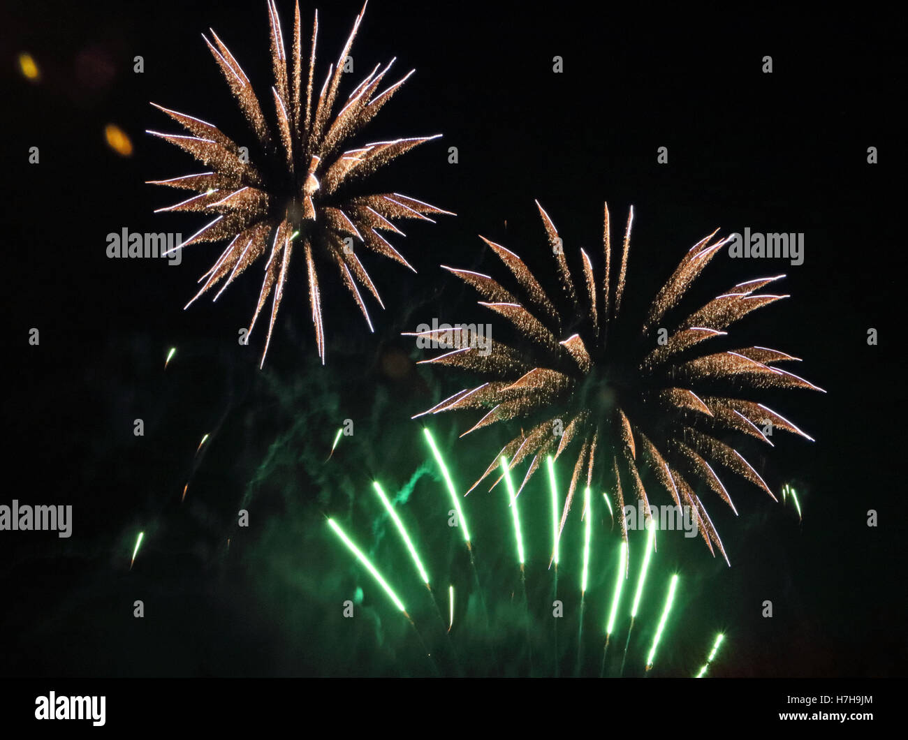 Epsom Surrey, Regno Unito. 5 novembre 2016. L annuale di fuochi d'artificio al gancio di Arena di Epsom è andato fuori con un bang. Credito: Julia Gavin UK/Alamy Live News Foto Stock
