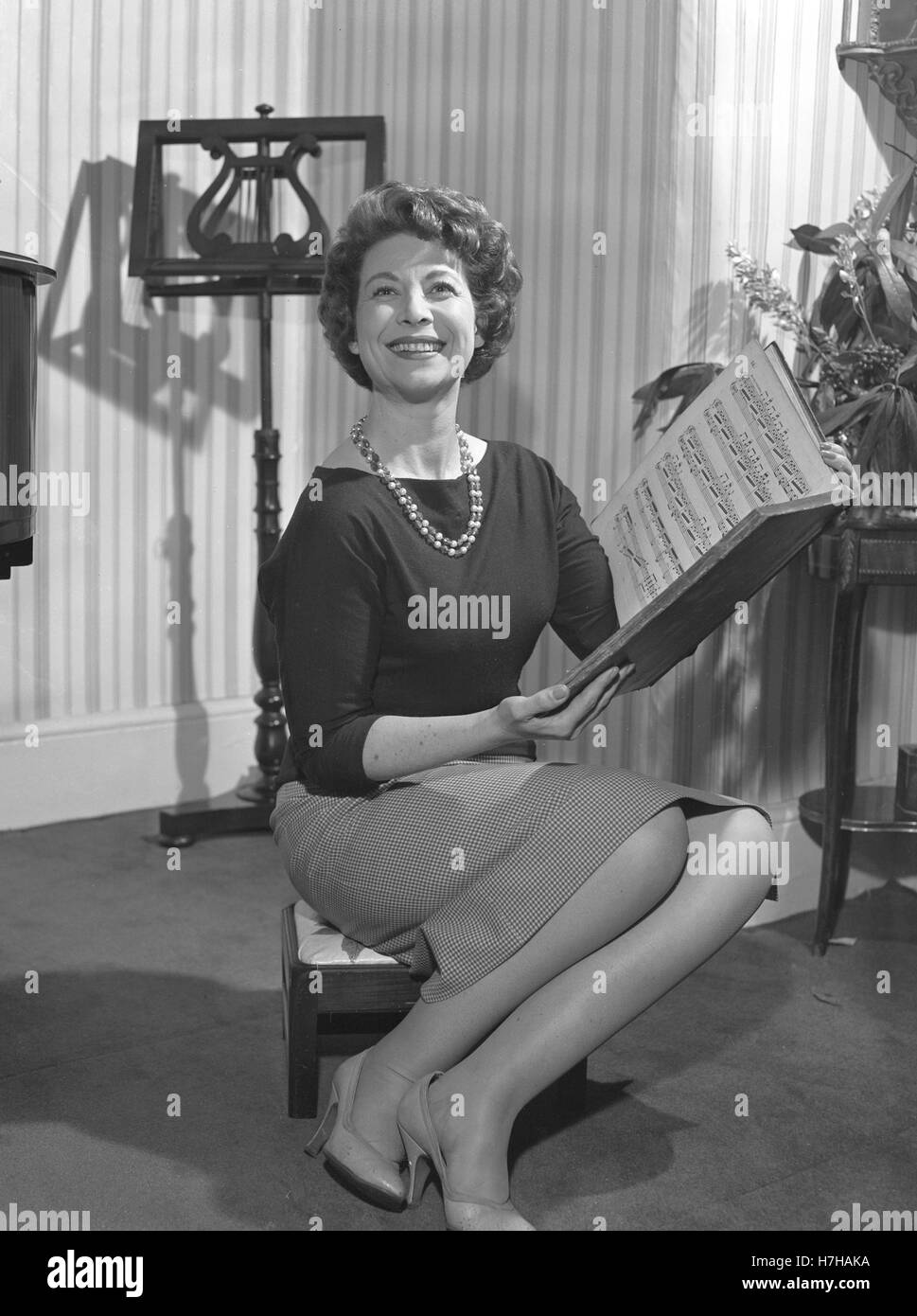 Il soprano Diane Dubarry, che di solito si canta arie d'opera, che ripete una selezione di bawdy canzoni che lei sarà in grado di cantare a soli uomini concerto nella Royal Festival Hall di mercoledì. Diane, moglie di BBC music chief Kenneth Wright, sarà l'unica donna prendendo parte al concerto di 'ribald e versi amorosa' tra il XVII e il XVIII secolo. Ella farà apparire di indossare una maschera. Foto Stock