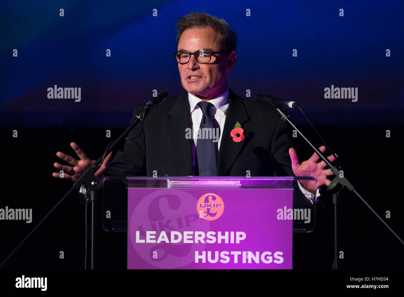 Peter Whittle parla durante un'UKIP (UK Independence Party) hustings dibattito al Neon di Newport South Wales, Regno Unito. Foto Stock