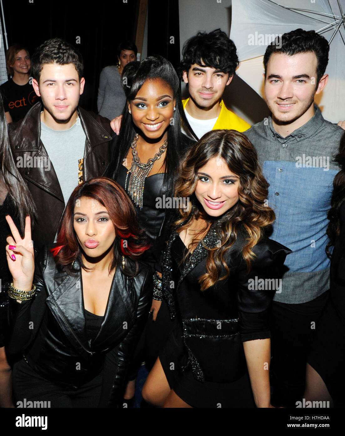 Nick Jonas Joe Jonas e Kevin Jonas dei Jonas Brothers posano con i membri della quinta armonia assiste KIIS FM 2012 Jingle Palla al Nokia Theater L.A. In diretta su dicembre 1, 2012 a Los Angeles, California. Foto Stock