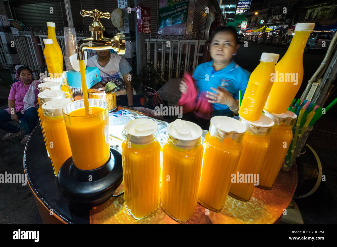 Una donna di vendita di alimenti a Chiang Mai a piedi dal mercato notturno, Thailandia Foto Stock