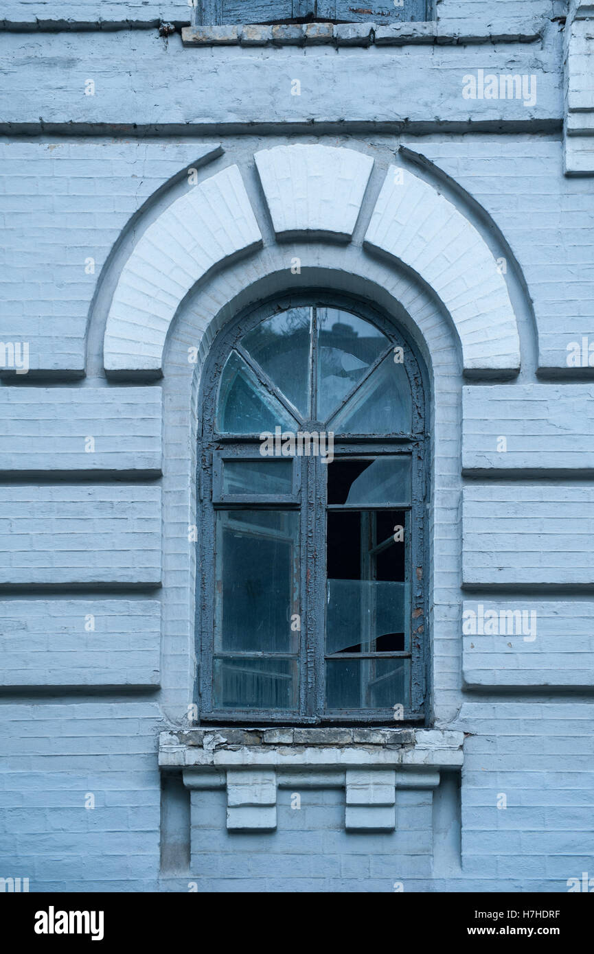 Vecchia finestra decorata con ornamenti stilizzati Foto Stock