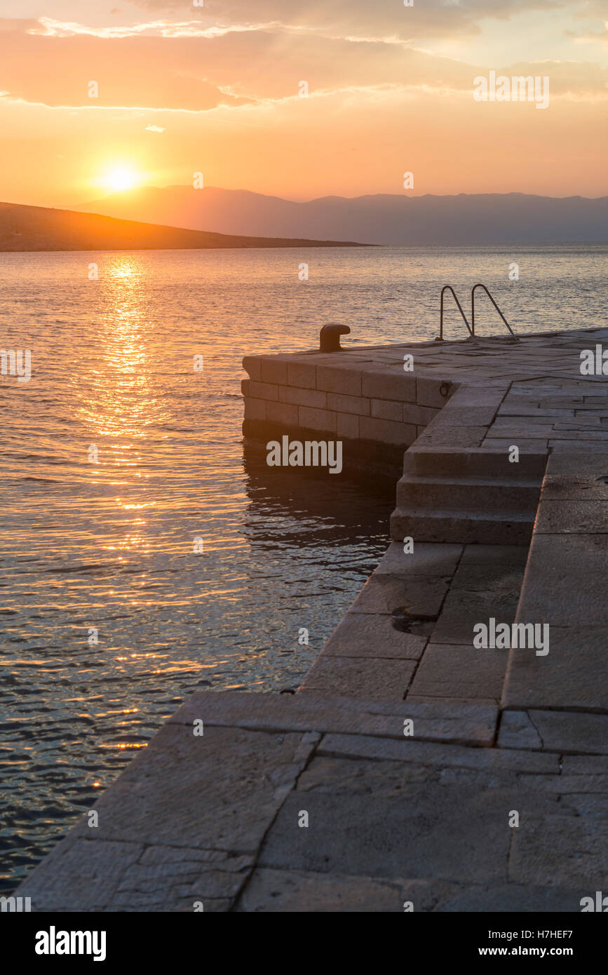 Il tramonto sul mare e sulle isole del Golfo del Quarnero, nord Adriatico Croazia Foto Stock