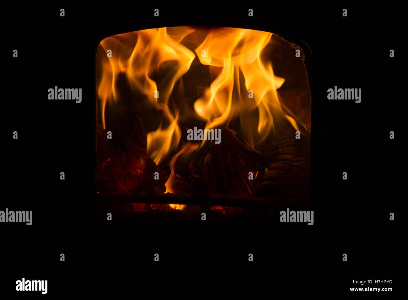 Un incendio in un bruciatore di registro Foto Stock