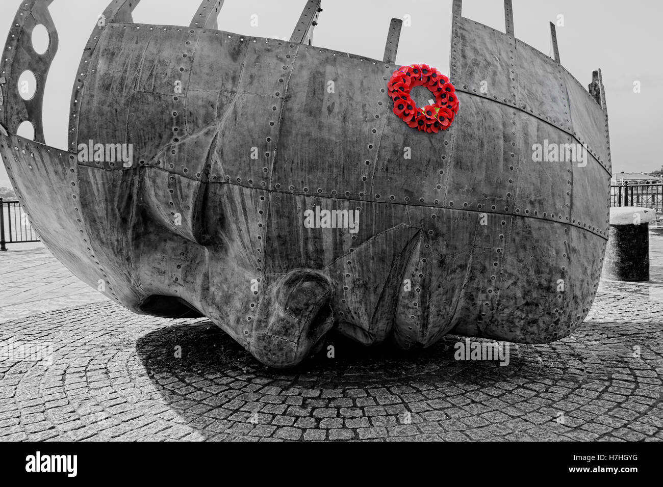 I marittimi mercantili' War Memorial approccio la scultura da un lato è possibile vedere il volto di ogni umana perse per sempre al mare Foto Stock