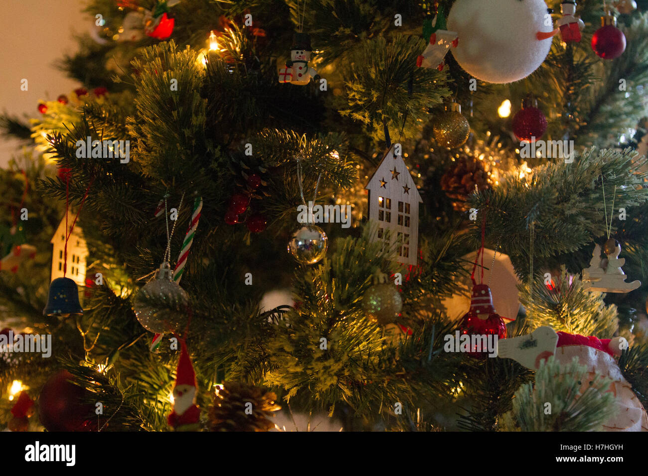 Albero di Natale decorazioni mano su una struttura ad albero Foto Stock