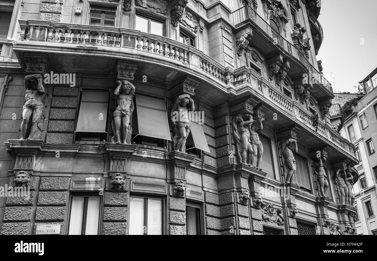 Tipico palazzo residenziale in libertà (art-noveau) stile nella Porta Venezia quartiere Foto Stock