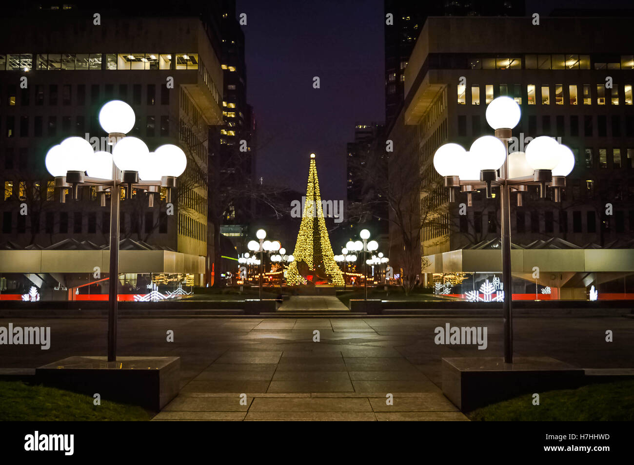 Illuminato albero di Natale a Montreal Foto Stock