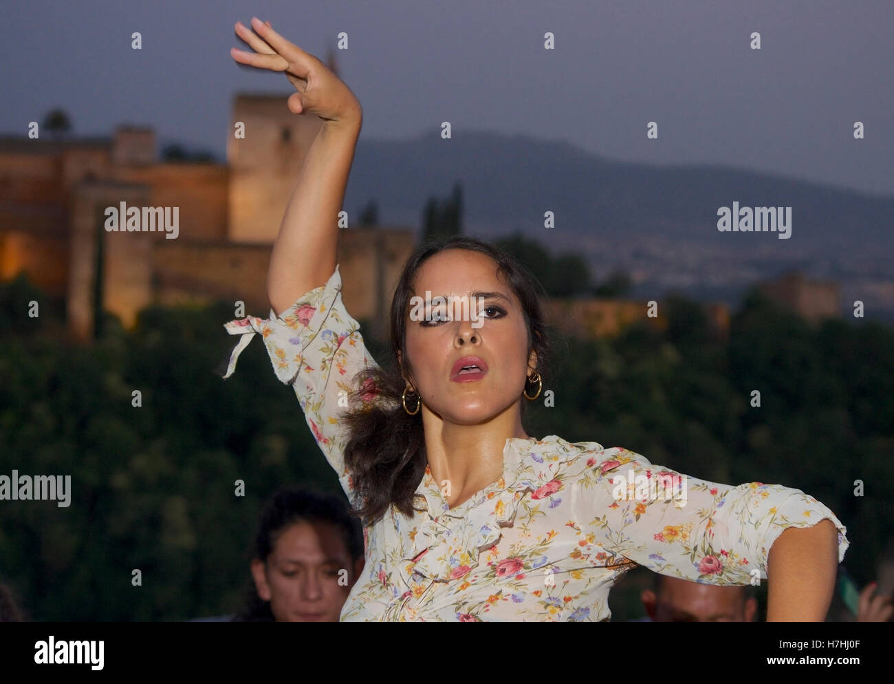 La ballerina di Flamenco Clara Fuentes esegue in Granada dell'Albaicin si affaccia sull'Alhambra Foto Stock