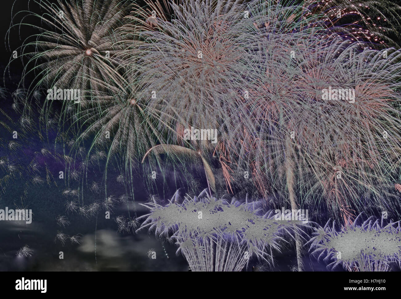 Grande spettacolo di fuochi d'artificio di notte in occasione del nuovo anno. con filtro speciale effetto parzialmente agevolato in bianco e nero.Chiudere,hori Foto Stock