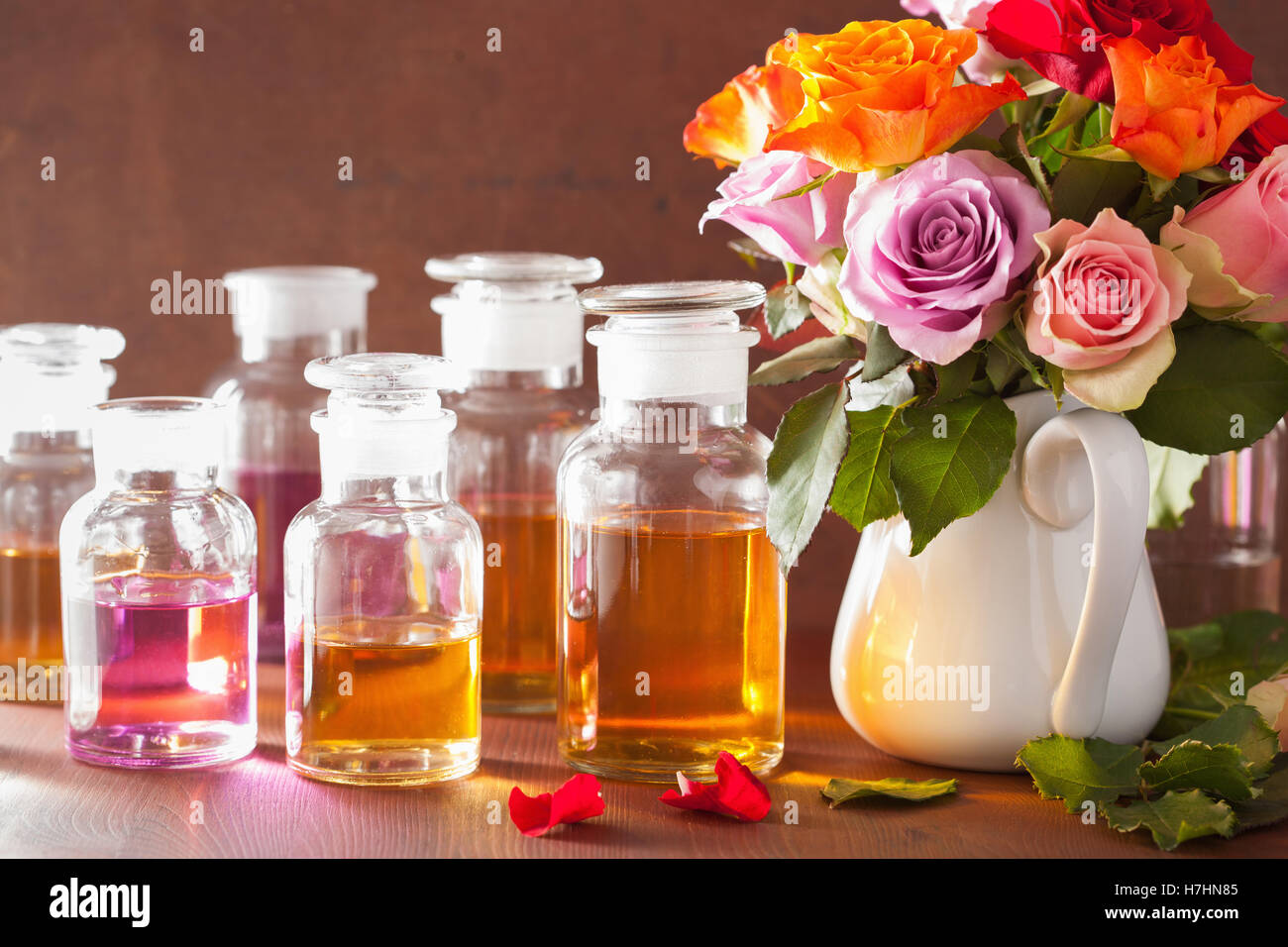 Olio essenziale e rose fiori aromaterapia spa profumeria Foto Stock