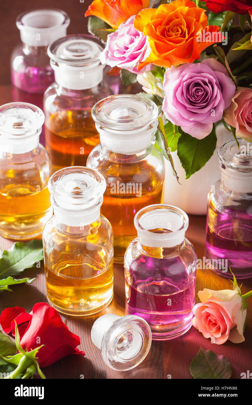 Olio essenziale e rose fiori aromaterapia spa profumeria Foto Stock
