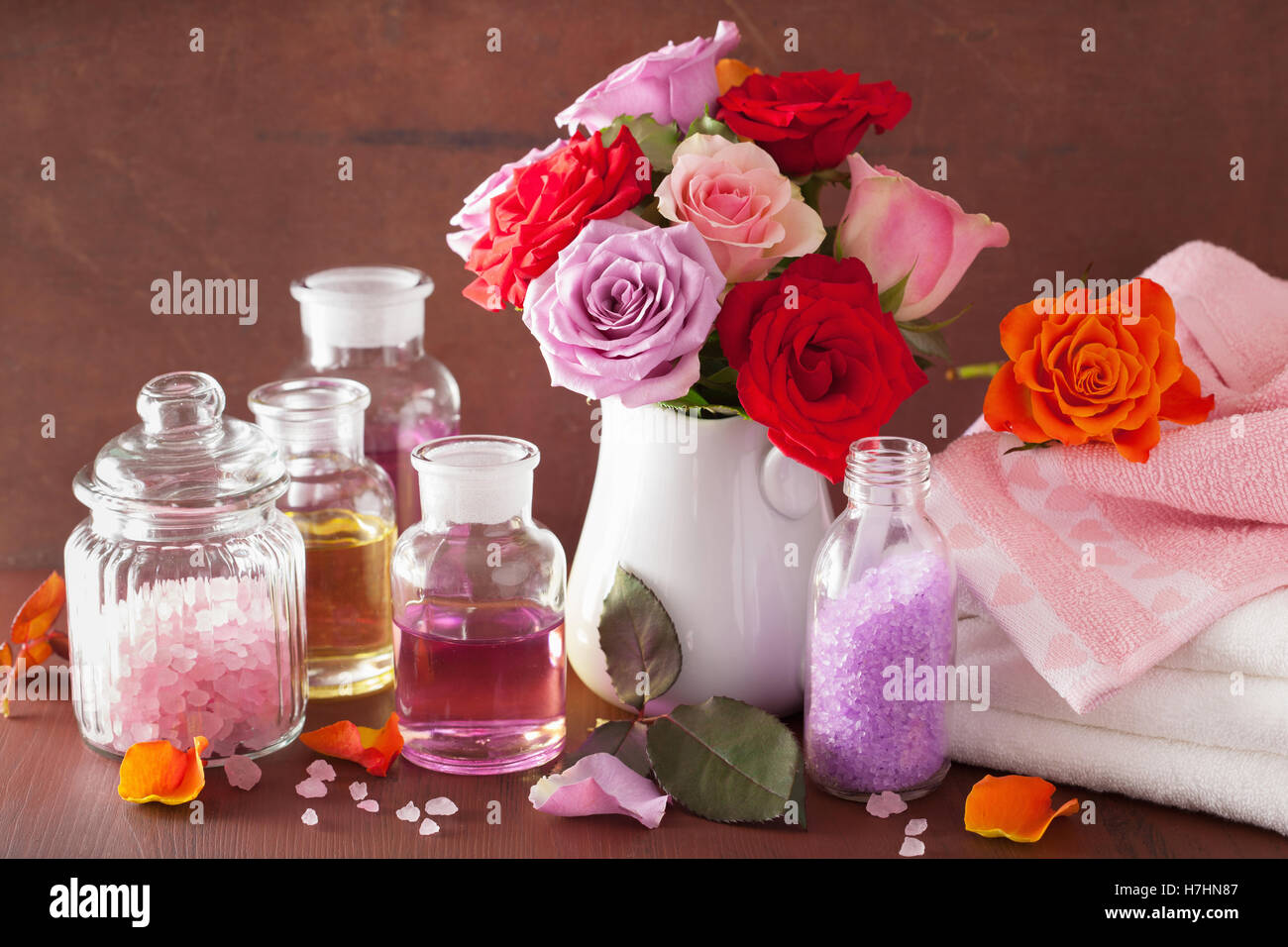 Aromaterapia spa con rose fiori olio essenziale sale Foto Stock