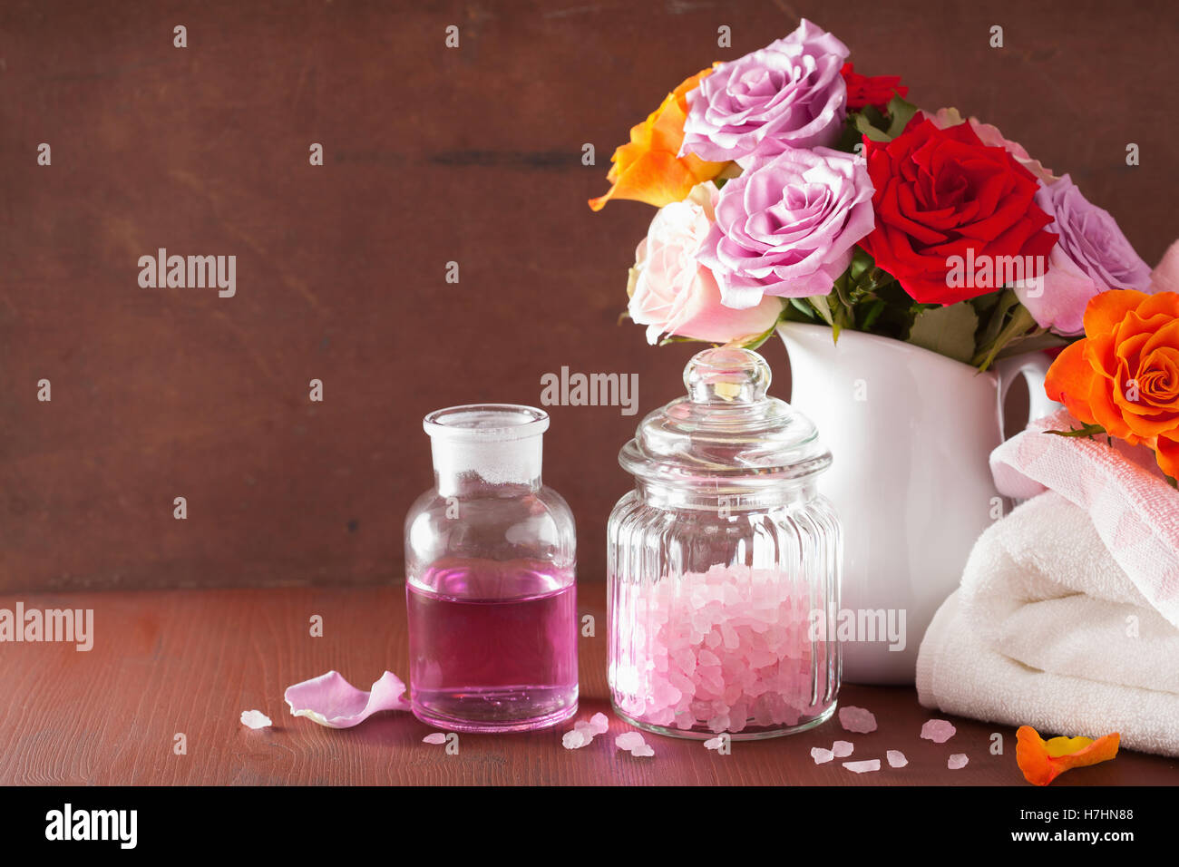 Aromaterapia spa con rose fiori olio essenziale sale Foto Stock