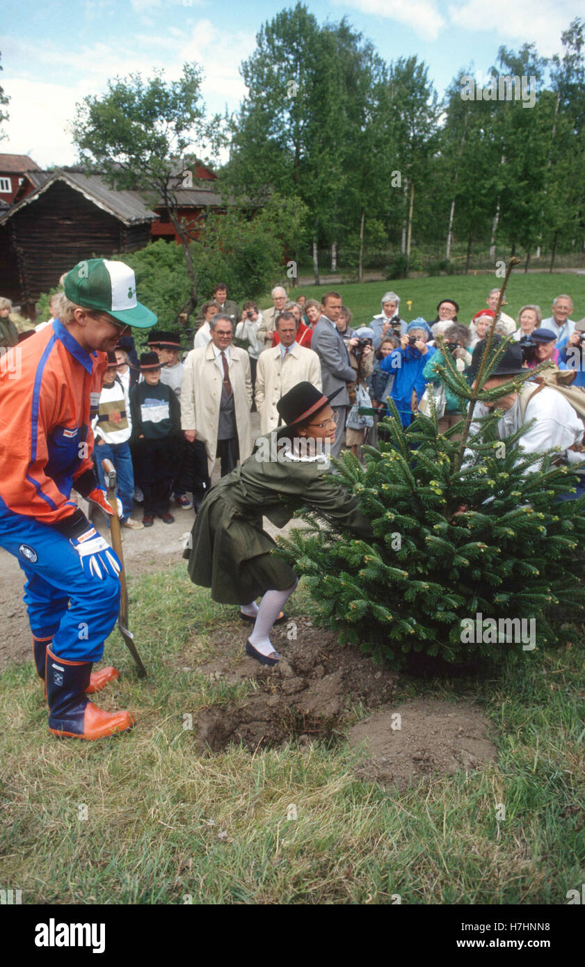 La principessa ereditaria Victoria con la scuola amici stanno piantando alberi all apertura della casa forestale presso il museo all'aperto Skansen 1989 Foto Stock