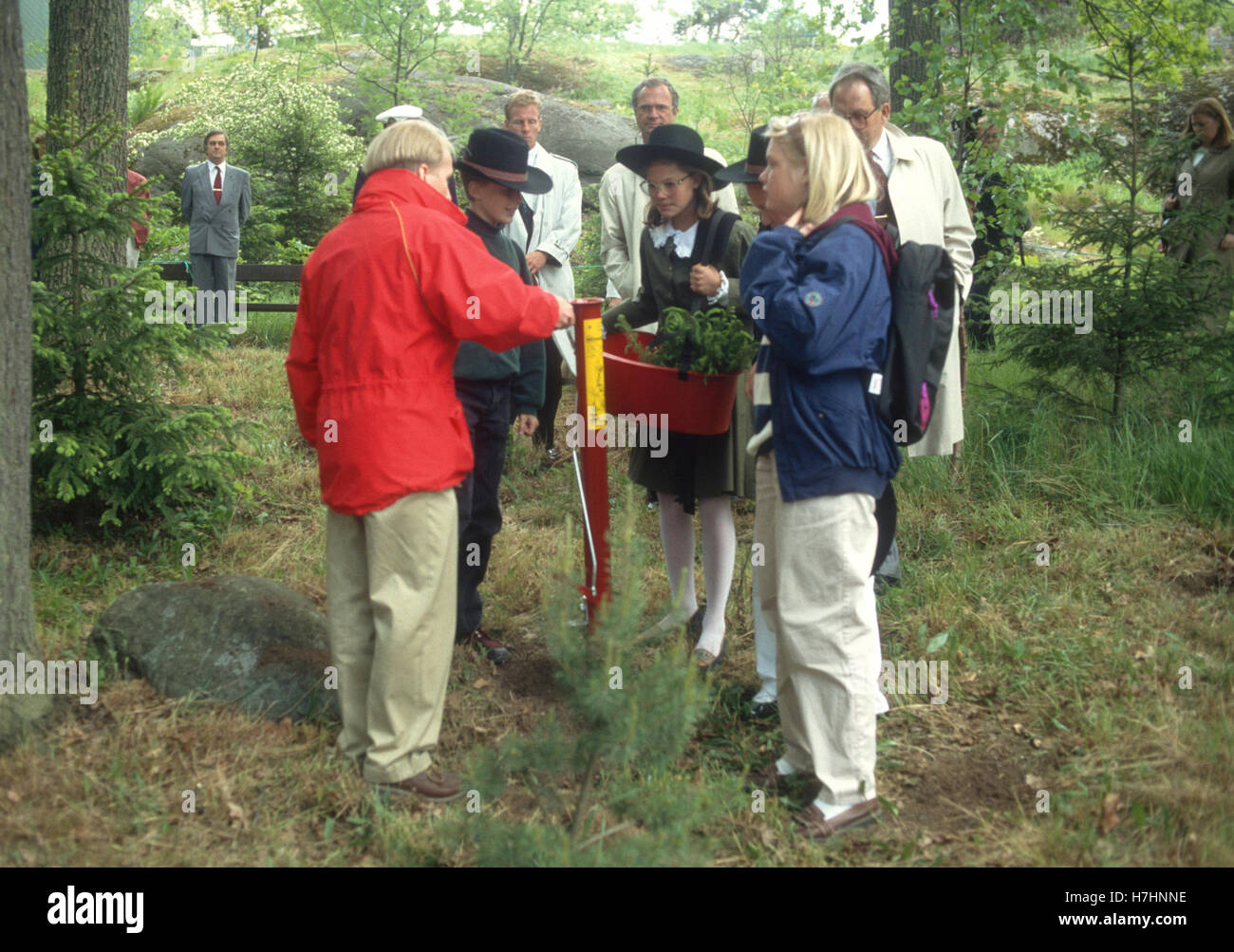 La principessa ereditaria Victoria con la scuola amici stanno piantando alberi all apertura della casa forestale presso il museo all'aperto Skansen 1989 Foto Stock
