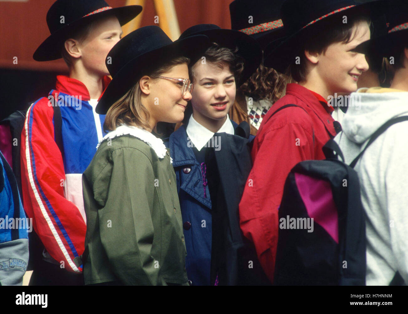 La principessa ereditaria Victoria con la scuola amici stanno piantando alberi all apertura della casa forestale presso il museo all'aperto Skansen 1989 Foto Stock