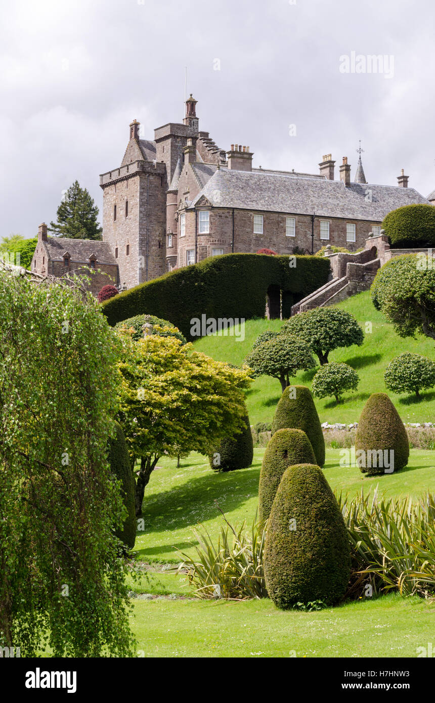 Il procedimento formale di giardini terrazzati di Drummond Castle Gardens, Muthill, vicino a Crieff, Perthshire Scozia Scotland Foto Stock