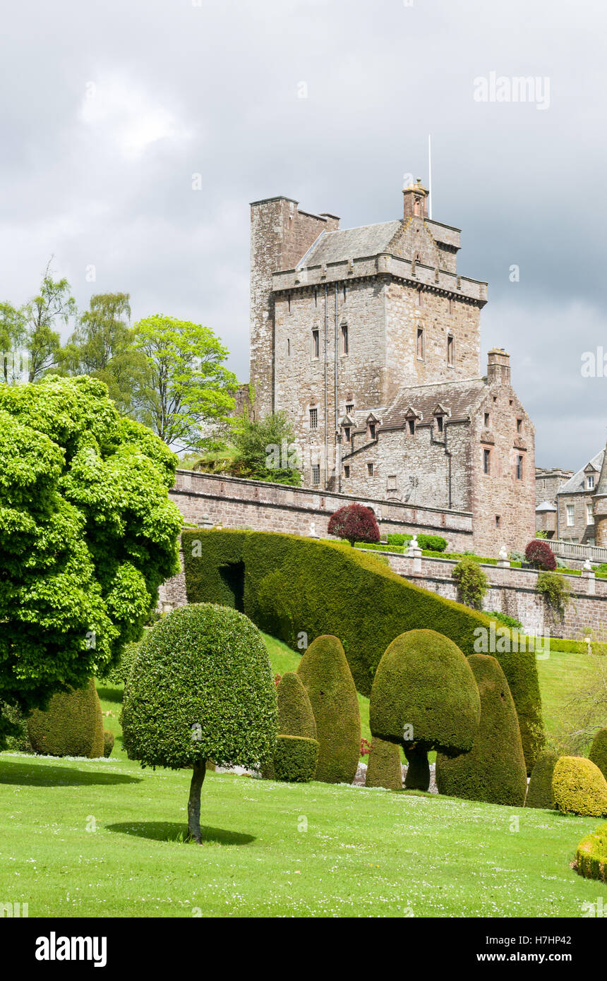 Il procedimento formale di giardini terrazzati di Drummond Castle Gardens, Muthill, vicino a Crieff, Perthshire Scozia Scotland Foto Stock