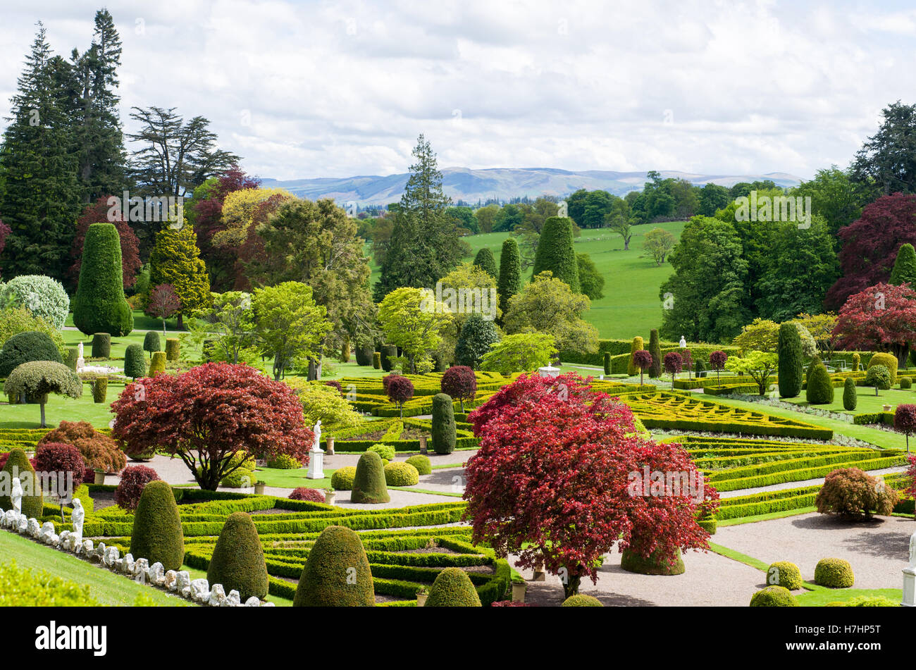 Il procedimento formale di giardini terrazzati di Drummond Castle Gardens, Muthill, vicino a Crieff, Perthshire Scozia Scotland Foto Stock