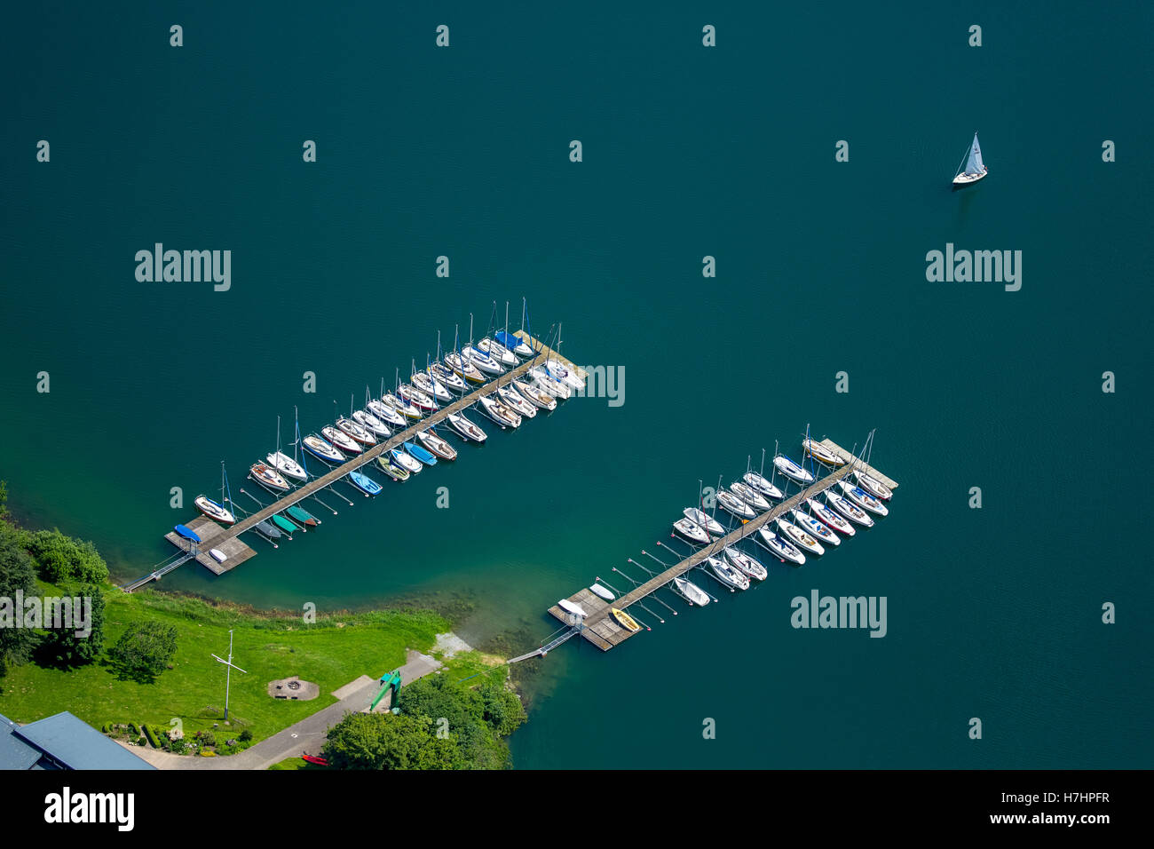 Vista aerea di barche a vela sul lago Hennesee, seascape, Meschede, Sauerland, Nord Reno-Westfalia, Germania Foto Stock