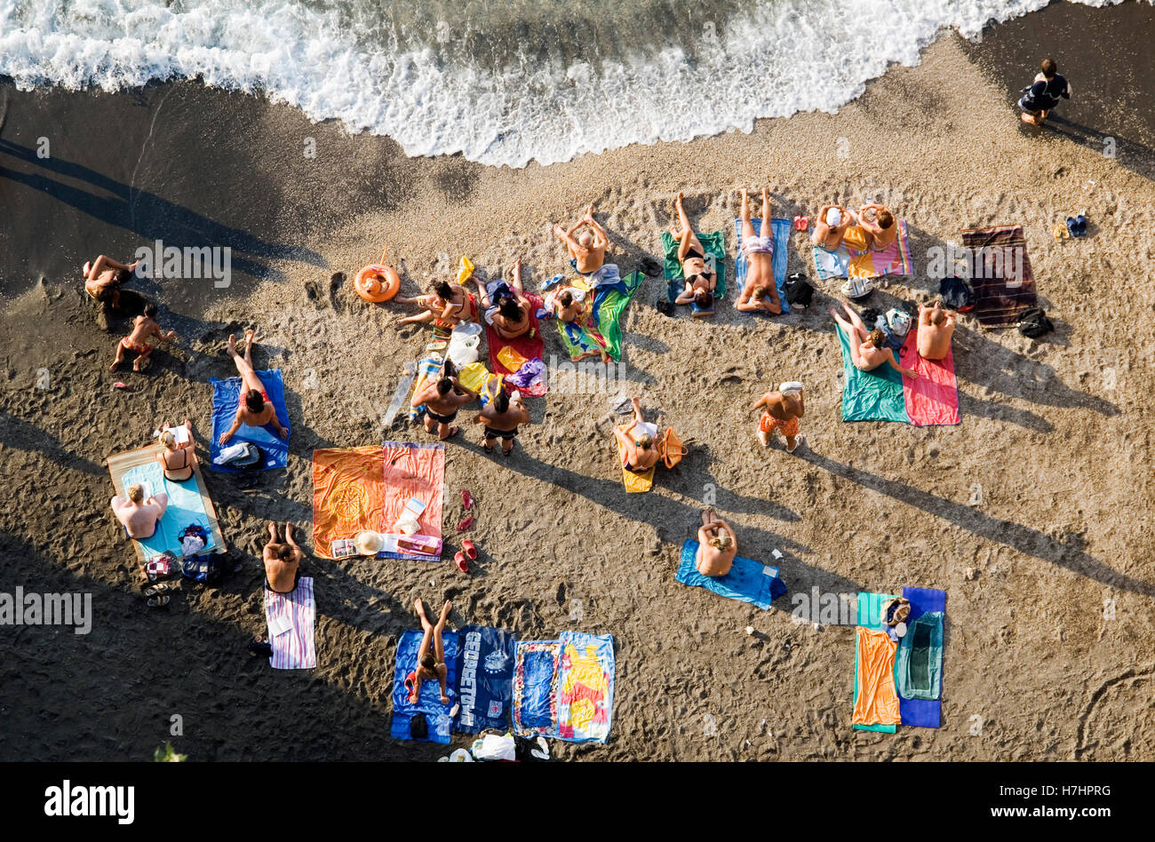 Persone su una spiaggia in Sorrento sul golfo di Napoli, Italia, Europa Foto Stock