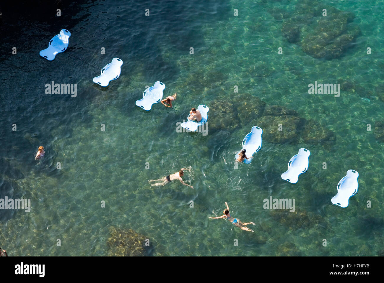 Di letti ad acqua in un lido sul golfo di Napoli a Sorrento, Italia, Europa Foto Stock