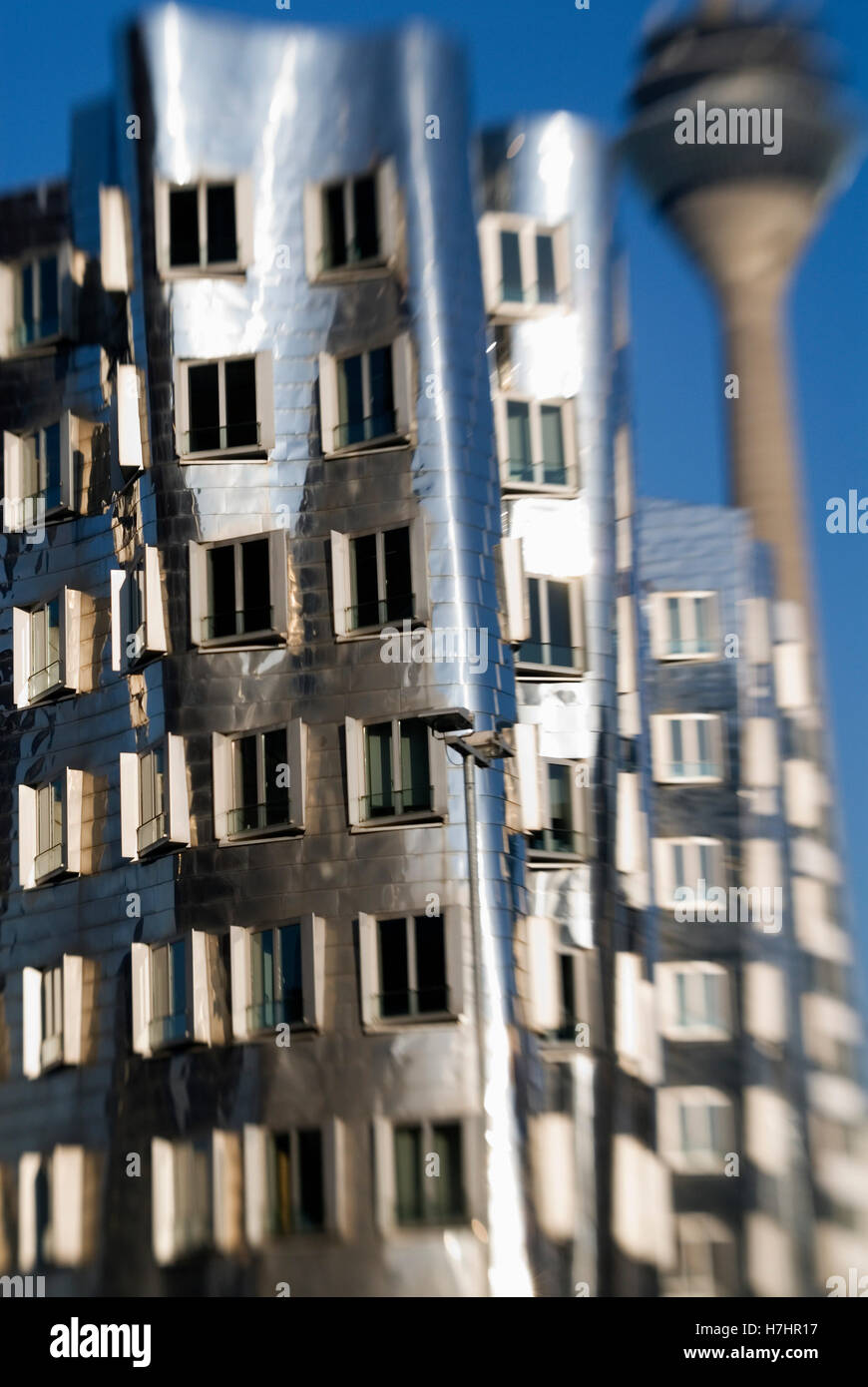 Gehry edifici e la Torre della TV a Duesseldorf in Renania settentrionale-Vestfalia Foto Stock