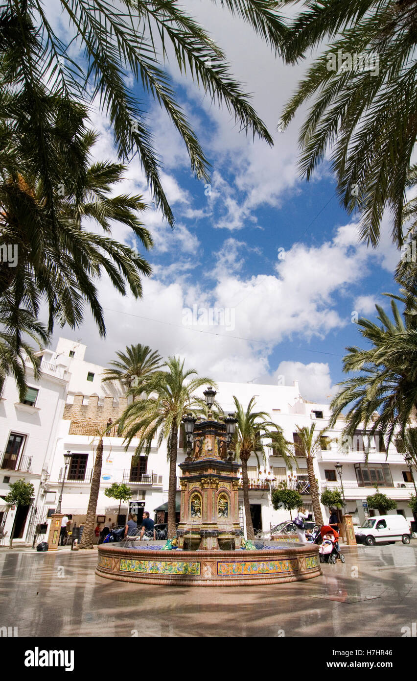 Plaza de Espana, piazza nel villaggio bianco di Vejer, Andalusia, Spagna, Europa Foto Stock