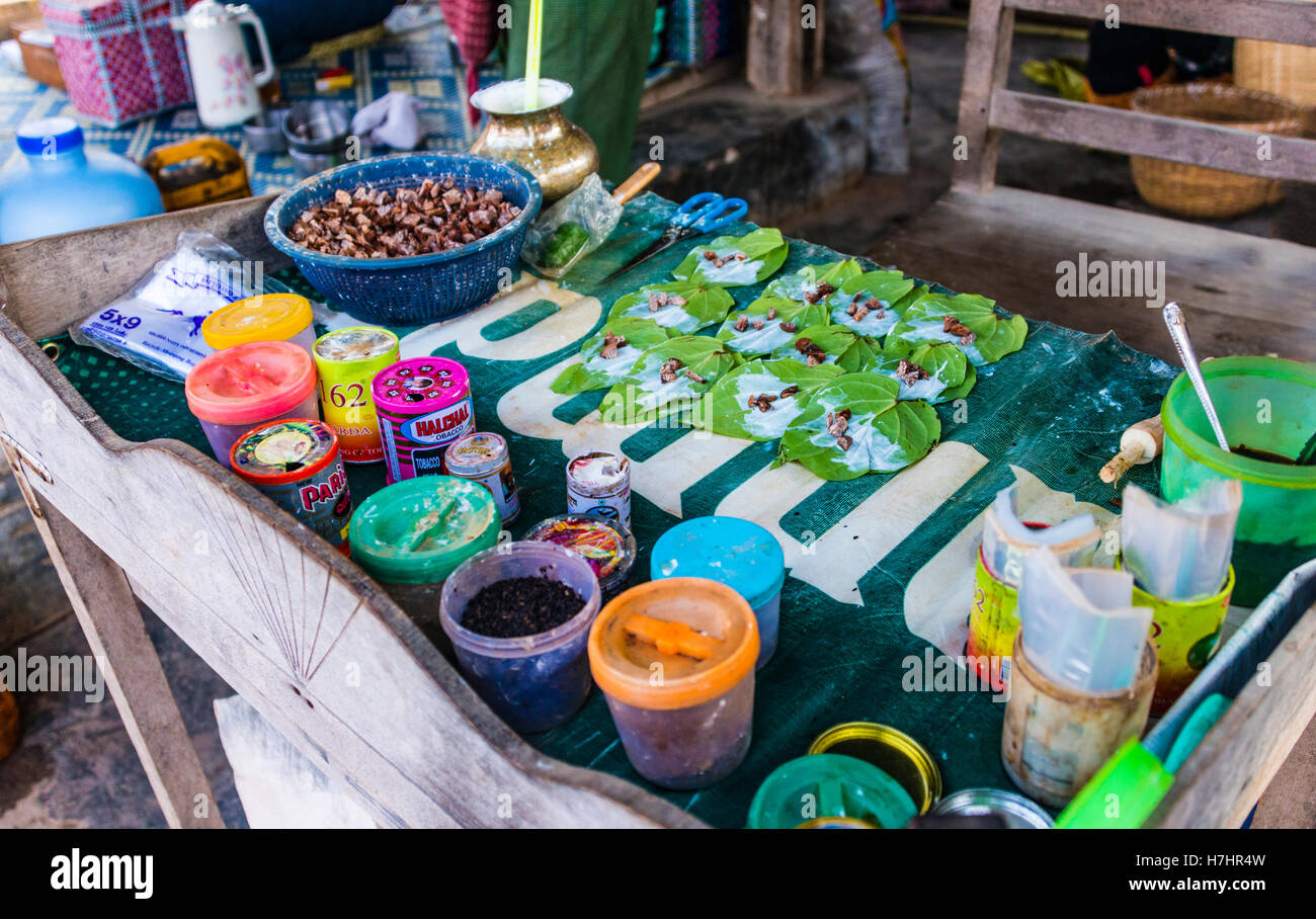 Pressione di stallo di mercato che mostra la preparazione dei tradizionali il tabacco da masticare e betel dado, Nampan, Lago Inle, Stato Shan, Myanmar Foto Stock