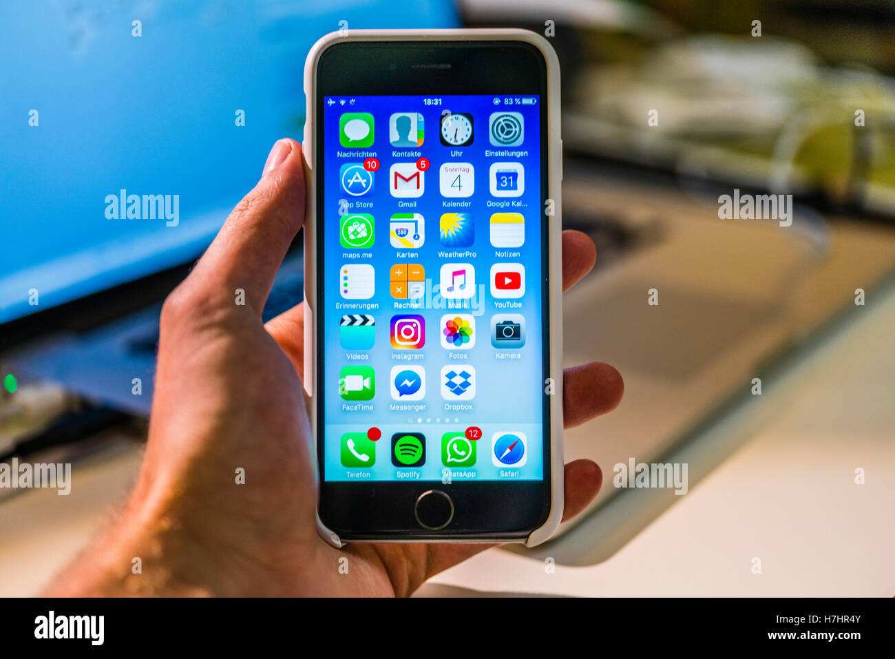 Mano che tiene iPhone 6S con la schermata home visualizzare più icone Foto  stock - Alamy