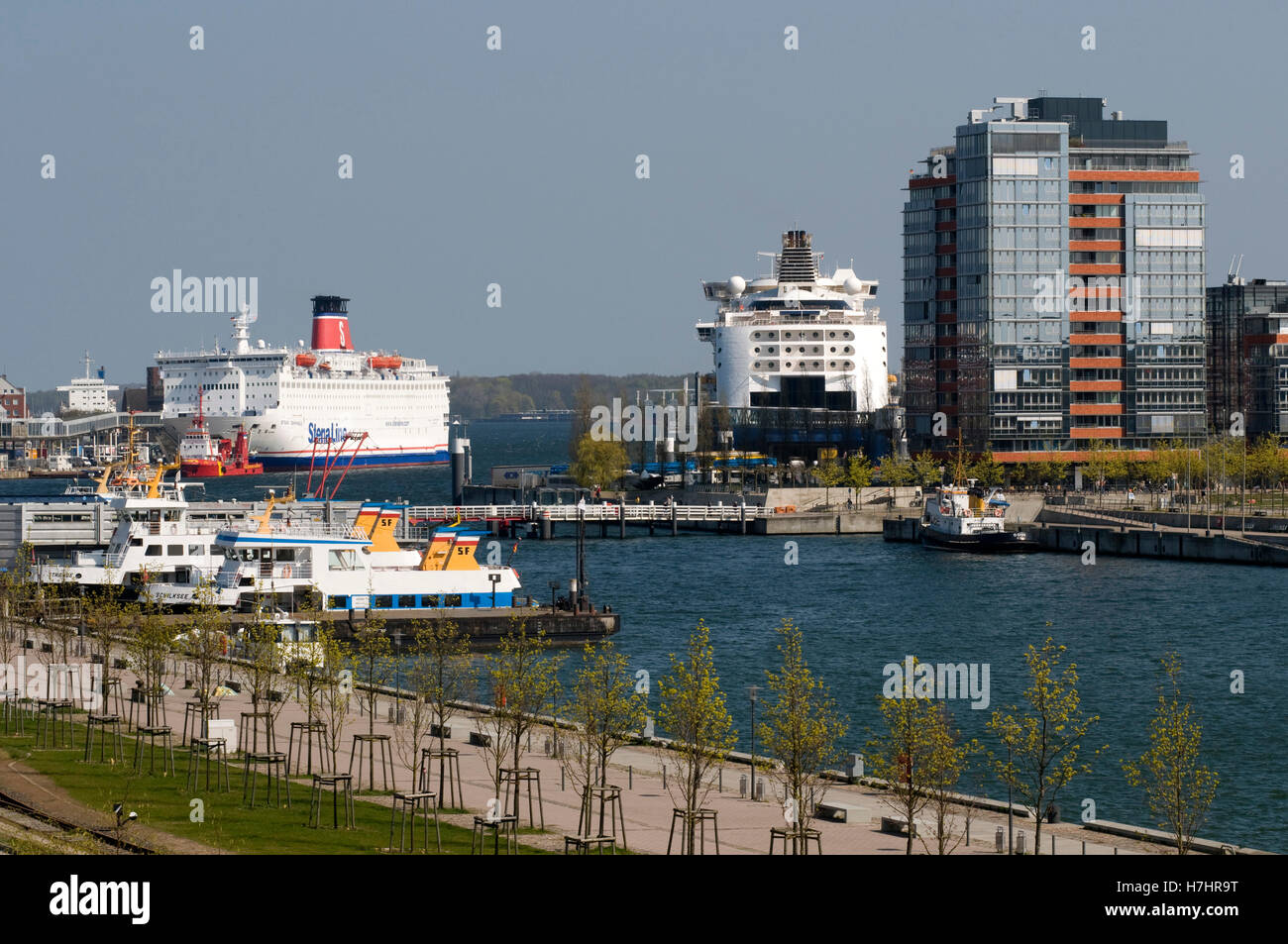 I traghetti nel porto di Schwedenkai e Norwegenkai quays, capitale dello stato di Kiel, Schleswig-Holstein Foto Stock