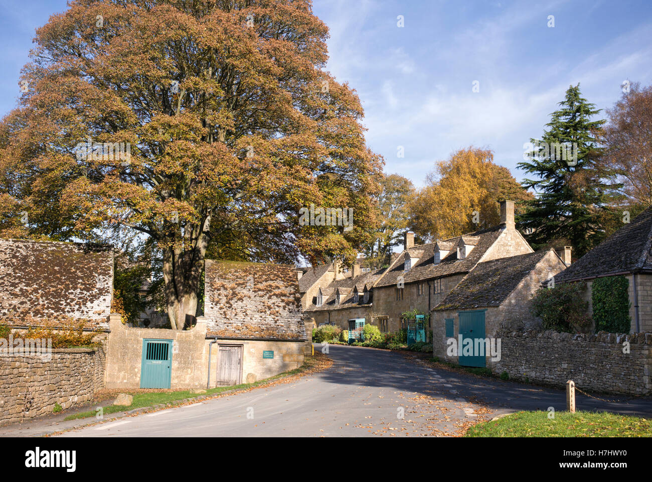 Villaggio Snowshill in autunno la luce del sole. Snowshill, Cotswolds, Gloucestershire, Inghilterra Foto Stock