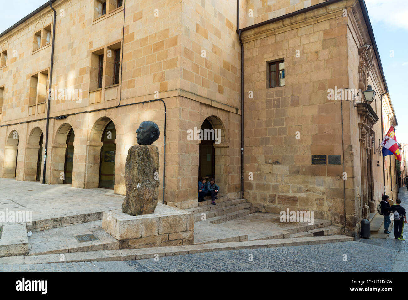 SORIA, Spagna - 2 Novembre 2016: scultura di lo scrittore Antonio Machado accanto ai portici dell'istituto che porta il suo nam Foto Stock