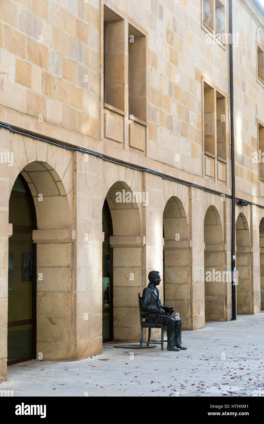 SORIA, Spagna - 2 Novembre 2016: scultura di lo scrittore Antonio Machado accanto ai portici dell'istituto che porta il suo nam Foto Stock