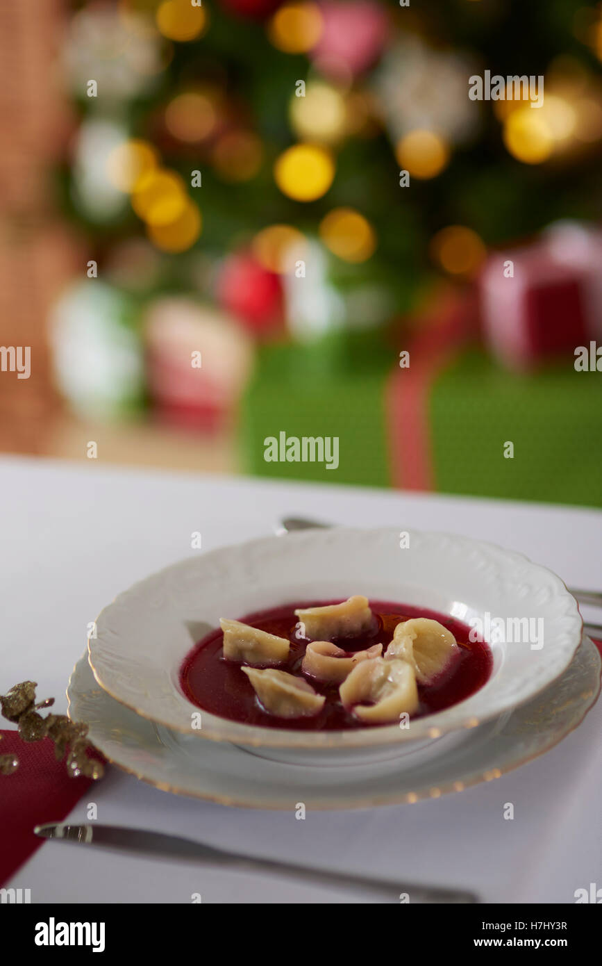 Zuppa di barbabietole e di albero di Natale in background Foto Stock
