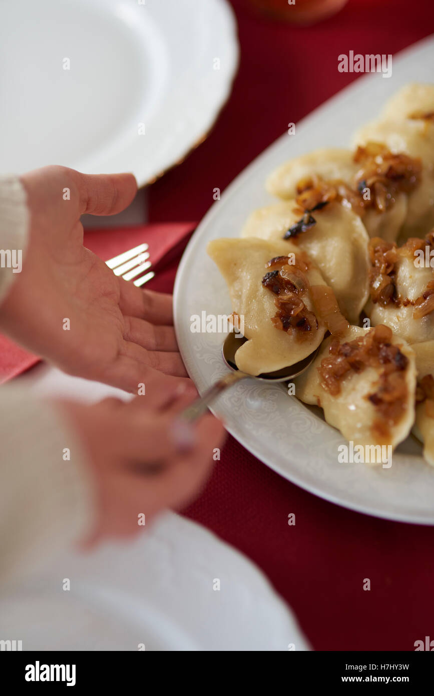 Gnocchi di servizio sulla tavola del Natale Foto Stock