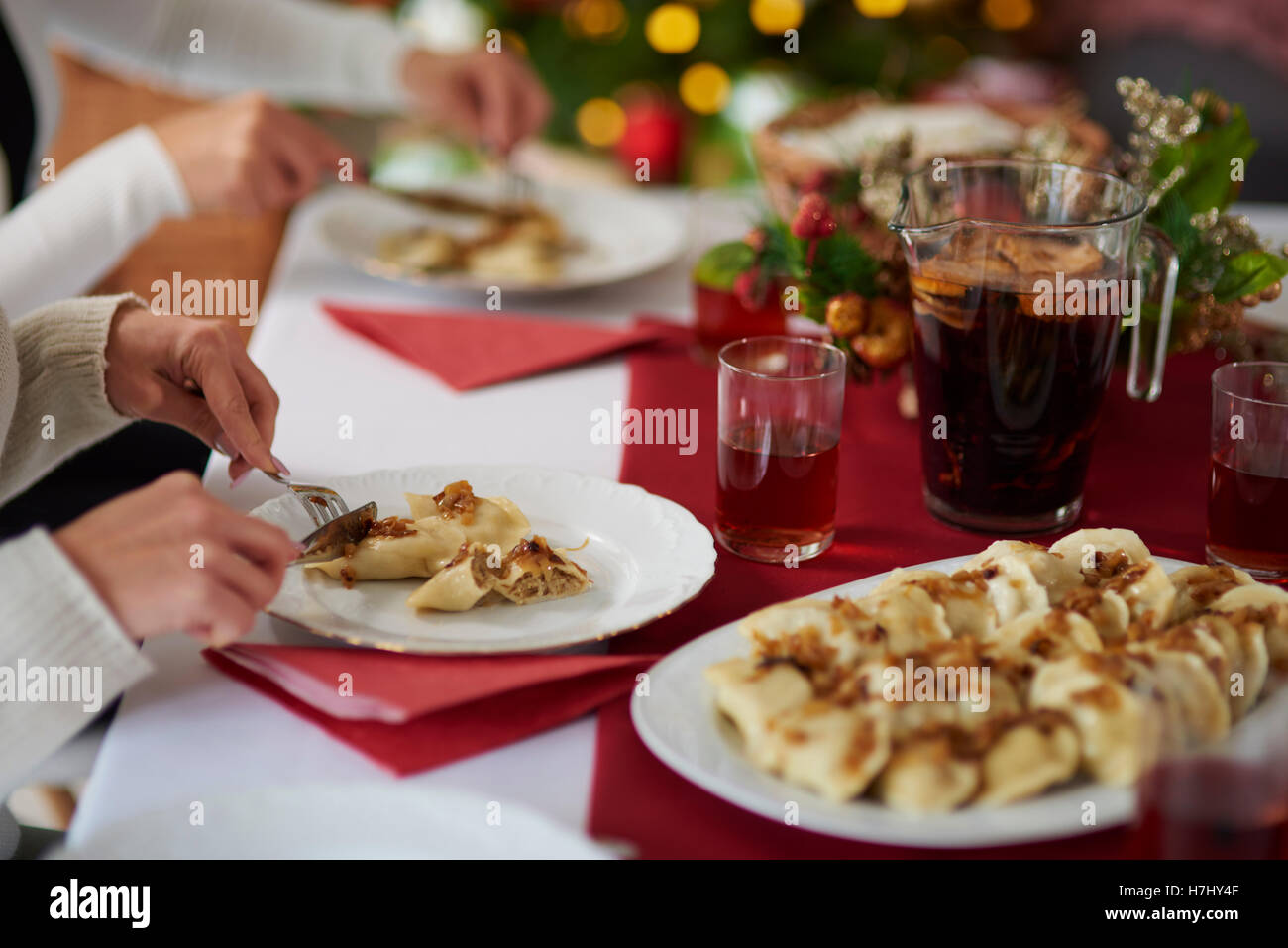 Mangiare gnocchi con la famiglia Foto Stock