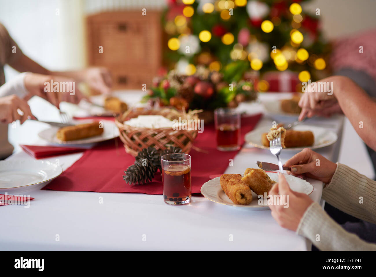 Persone mangiare crocchetta su tavola del Natale Foto Stock