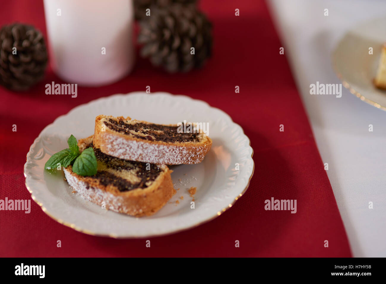 Poppyseed fetta di torta sulla piastra Foto Stock