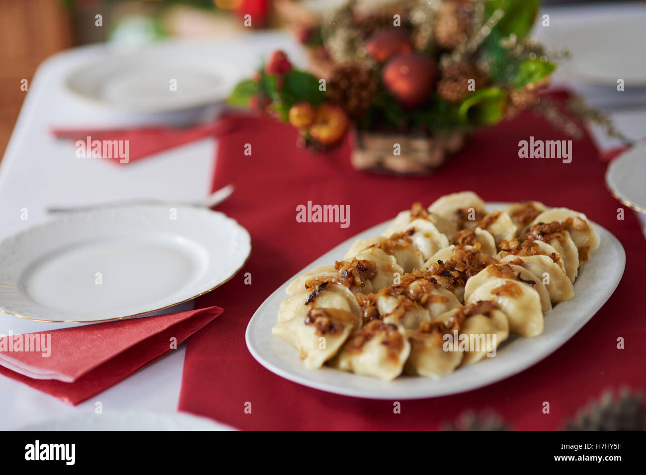Piastra con gnocchi di patate e salsa di cipolle Foto Stock