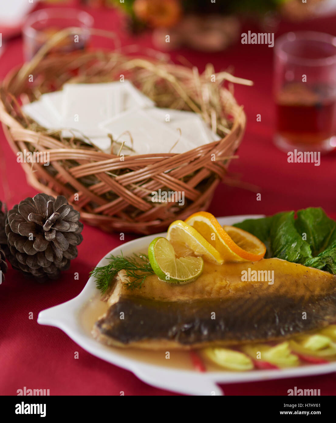 La carpa e wafer sulla tavola del Natale Foto Stock