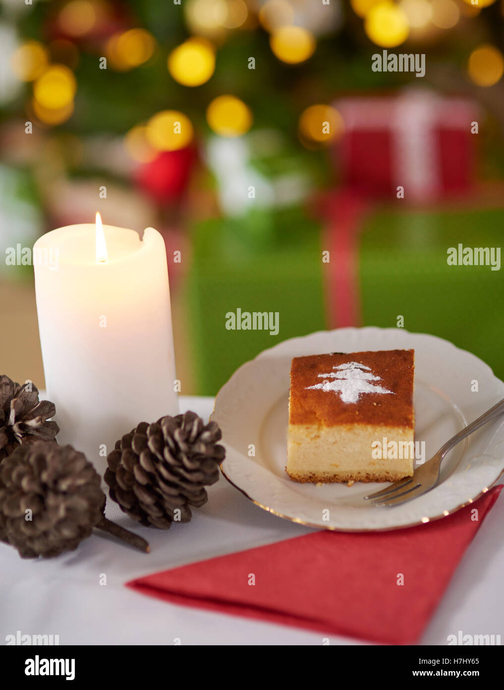 Torta dolce e albero di Natale in background Foto Stock