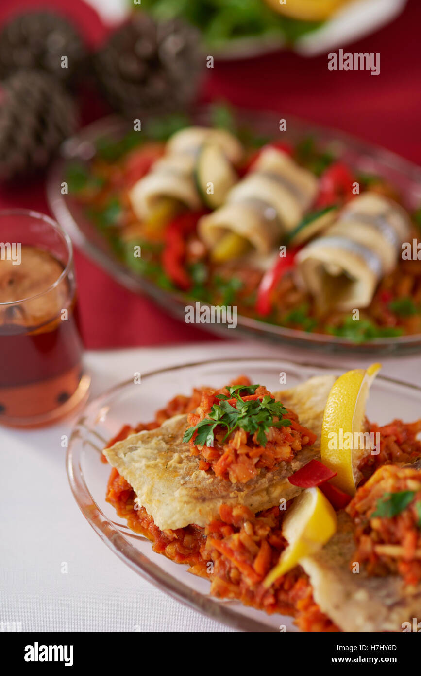 In stile greco pesce sulla tavola del Natale Foto Stock