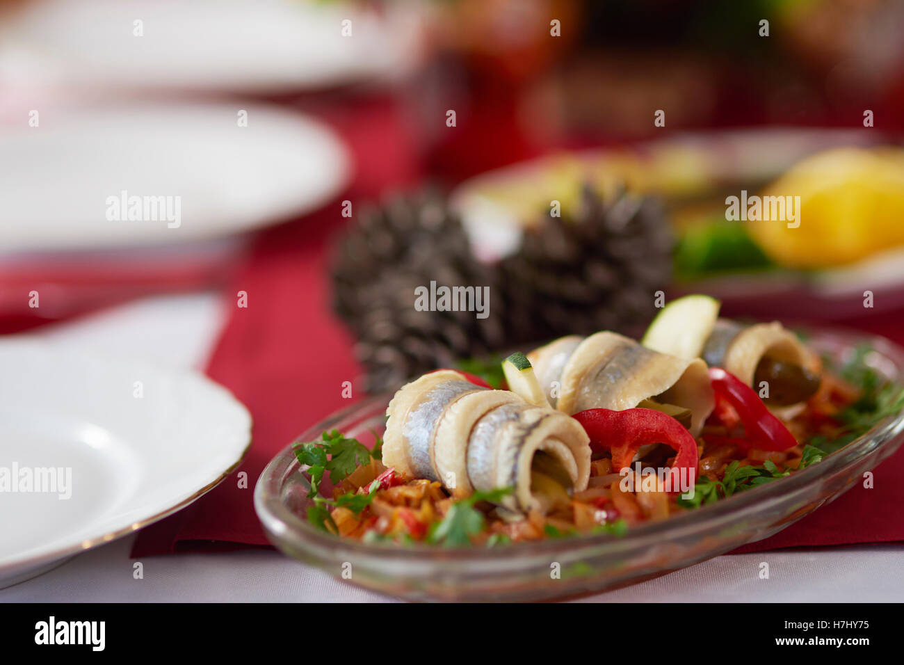 Rotoli di aringa e tavolo in background Foto Stock